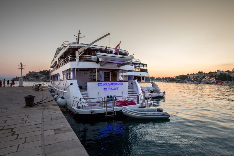 Book yachts online - motorboat - Luxury Motor Yacht - Diamond - rent