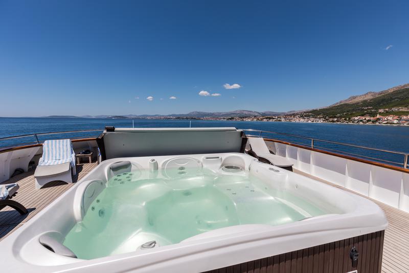 Book yachts online - motorboat - Luxury Motor Yacht - Diamond - rent