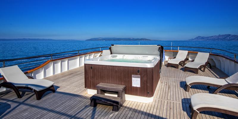 Book yachts online - motorboat - Luxury Motor Yacht - Diamond - rent