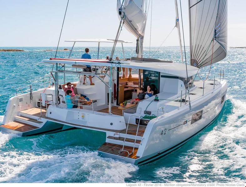 Book yachts online - catamaran - Lagoon 42 - HeyBlue - rent