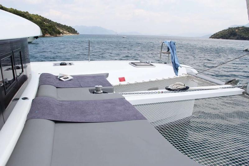 Book yachts online - catamaran - Lagoon 42 - HeyBlue - rent