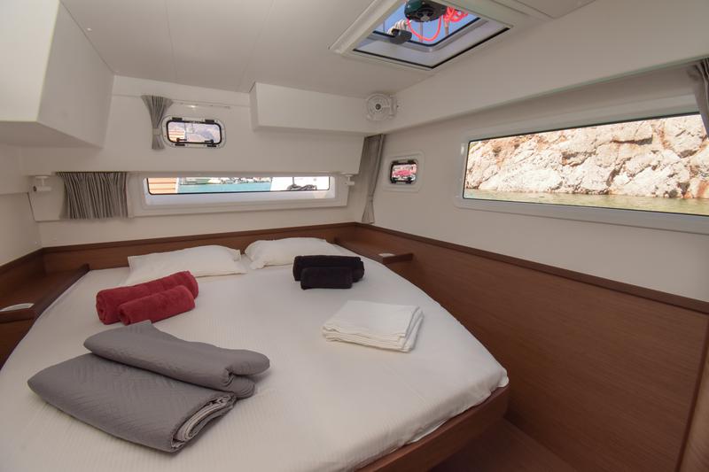 Book yachts online - catamaran - Lagoon 42 - Blade - rent