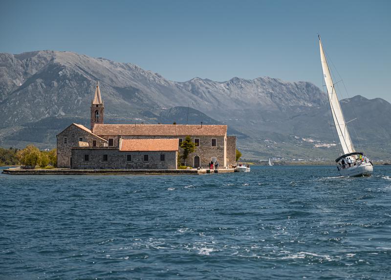 Book yachts online - sailboat - Bavaria Cruiser 46 - Altair - rent