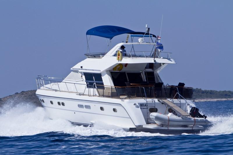 Book yachts online - motorboat - Yaretti 1910 - Relax  - rent