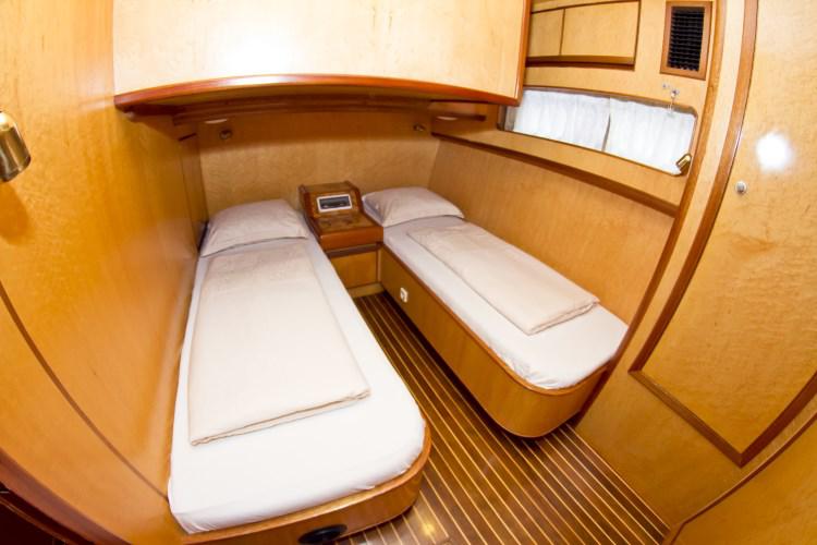 Book yachts online - motorboat - Yaretti 2110 - La Belle  - rent