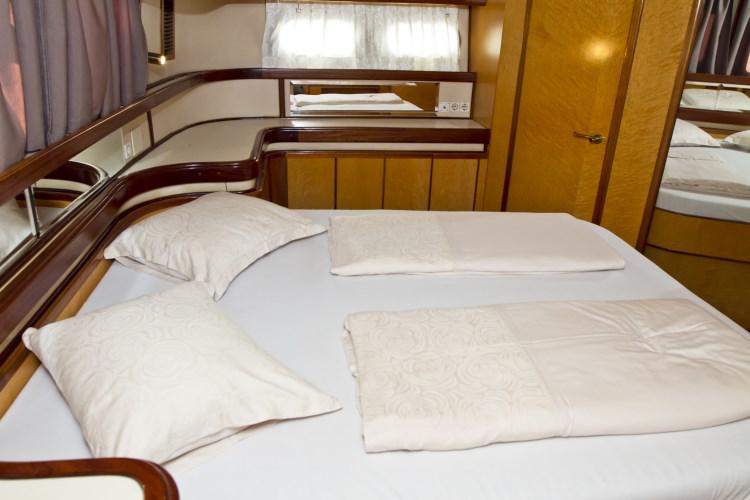 Book yachts online - motorboat - Yaretti 2110 - La Belle  - rent