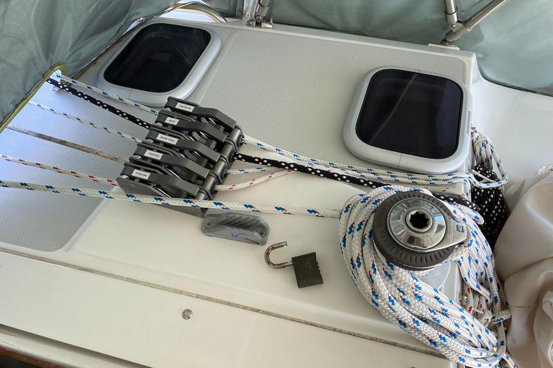 Book yachts online - sailboat - Catalina 42 - Totus Tuus - rent