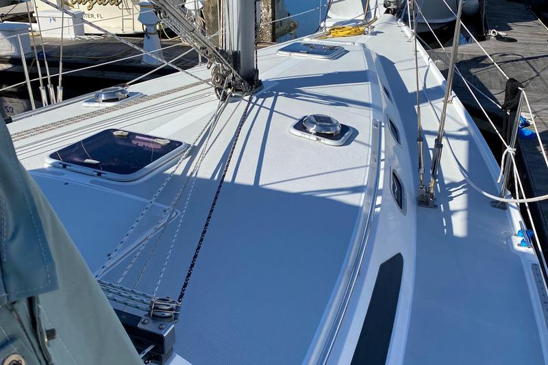 Book yachts online - sailboat - Catalina 42 - Totus Tuus - rent
