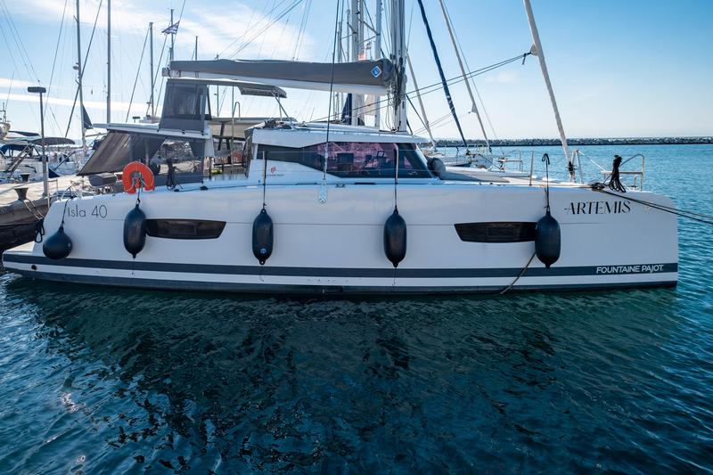 Book yachts online - catamaran - Fountaine Pajot Isla 40 - Artemis  - rent