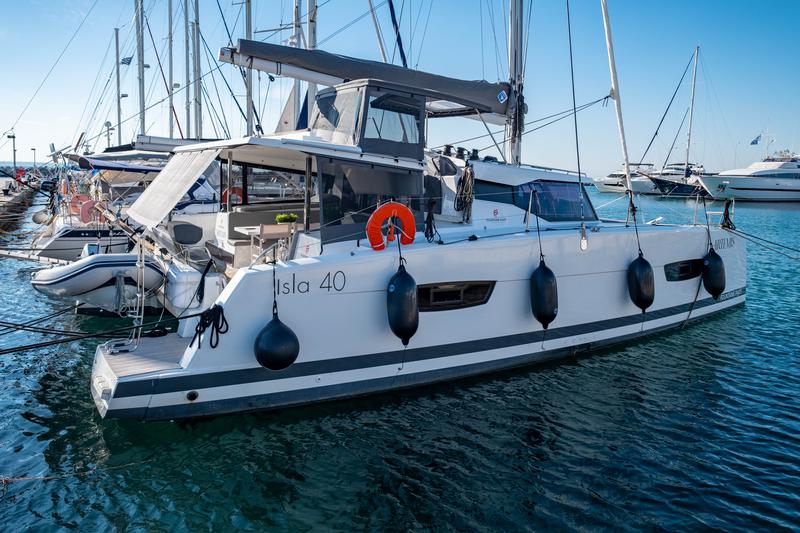 Book yachts online - catamaran - Fountaine Pajot Isla 40 - Artemis  - rent