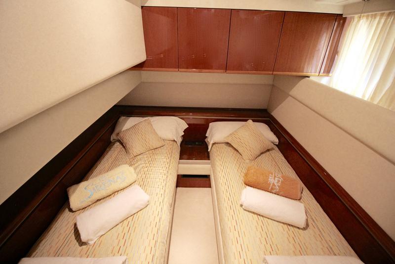 Book yachts online - motorboat - Ferretti 175 FLY - Tres Sirenas - rent