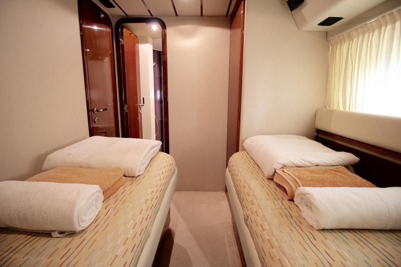 Book yachts online - motorboat - Ferretti 175 FLY - Tres Sirenas - rent