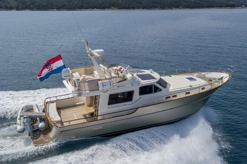 Book yachts online - motorboat - Belliure 44 MY - ROBUSTO - rent