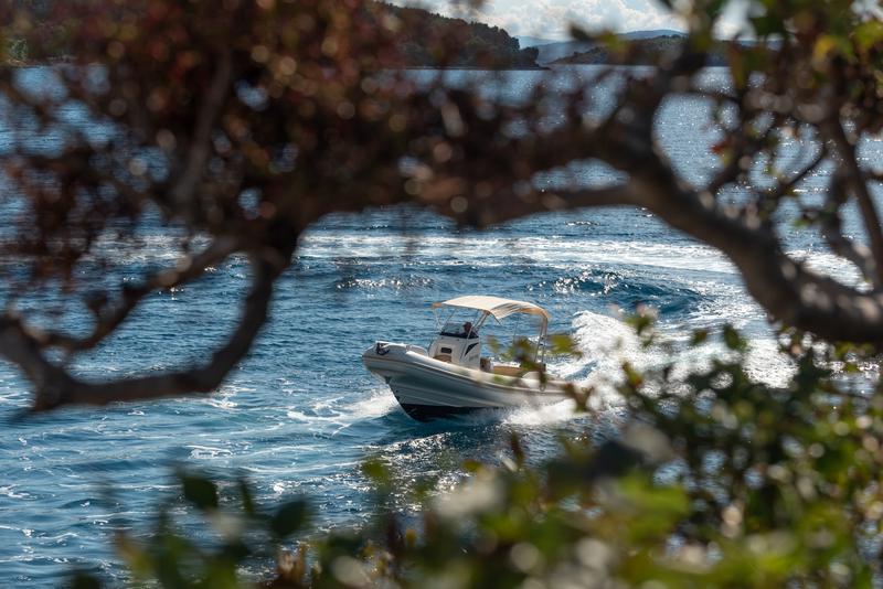 Book yachts online - motorboat - BSC 85 - no name - rent