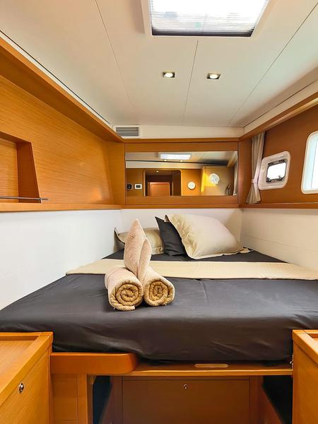 Book yachts online - catamaran - Lagoon 450  Fly - Black Duck - rent