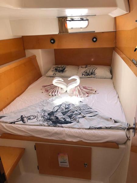 Book yachts online - catamaran - Fountaine Pajot Lavezzi 40 - Odinn - rent