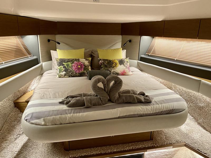 Book yachts online - motorboat - Bavaria R55 Fly - Valluga - rent