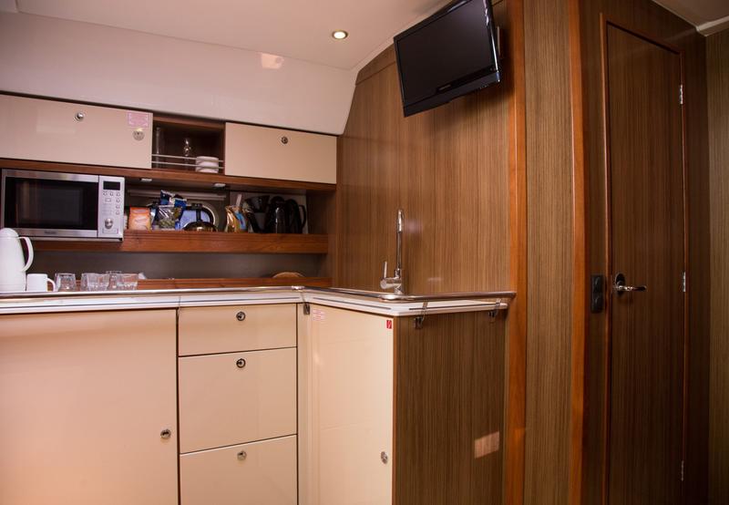 Book yachts online - motorboat - Bavaria 43 HT Sport - Gustel - rent