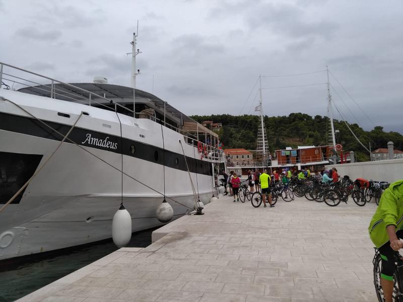 Book yachts online - motorboat - Motoryacht - Amadeus - rent