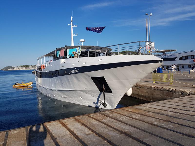 Book yachts online - motorboat - Motoryacht - Amadeus - rent