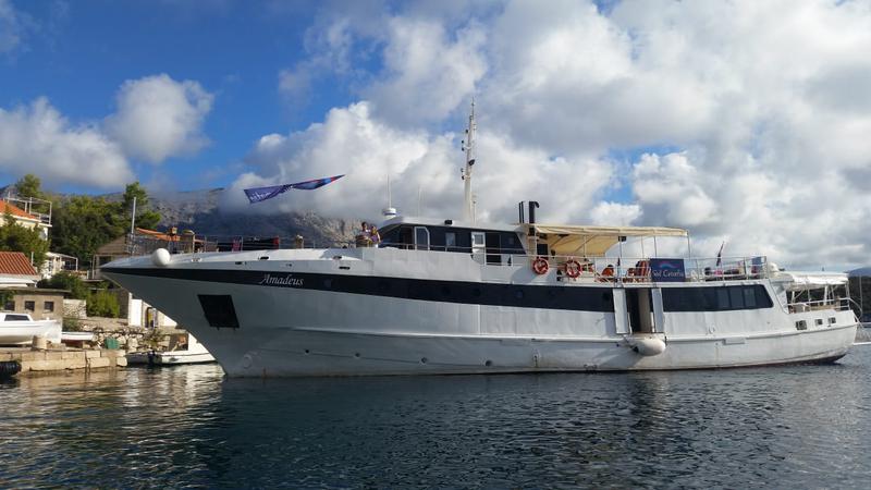 Book yachts online - motorboat - Motoryacht - Amadeus - rent