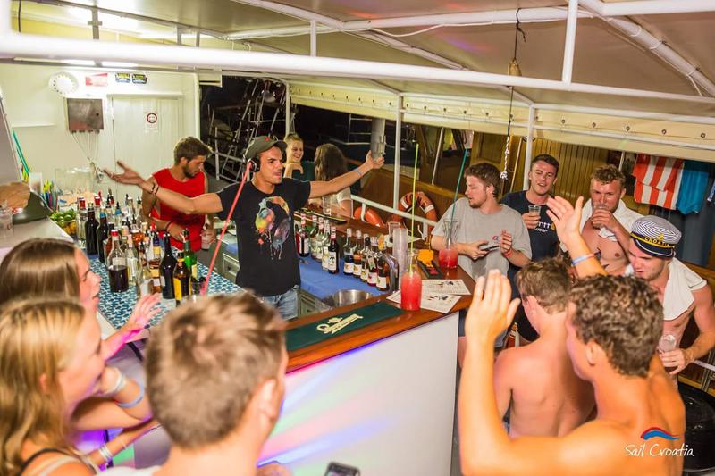 Book yachts online - motorboat - Motoryacht - Amadeus - rent