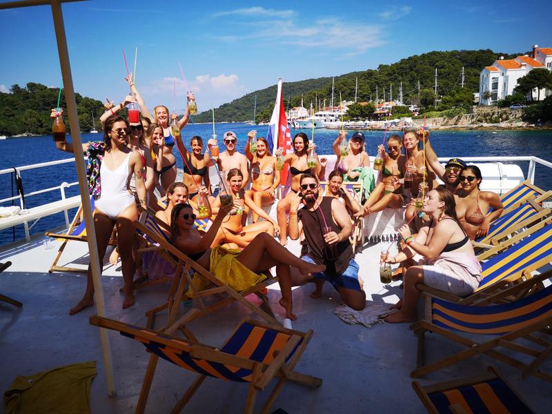 Book yachts online - motorboat - Motoryacht - Amadeus - rent