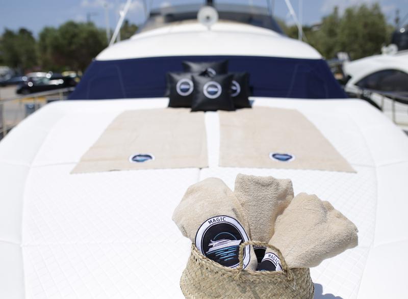Book yachts online - motorboat - Posillipo Technema 51 - Magic Happens - rent
