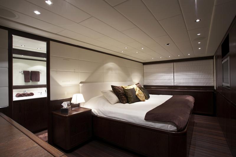 Book yachts online - motorboat - Mangusta 92 - L'Esperance - rent