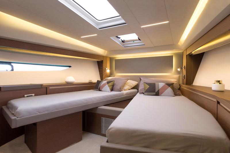 Book yachts online - motorboat - Prestige 520 - ORA G - rent