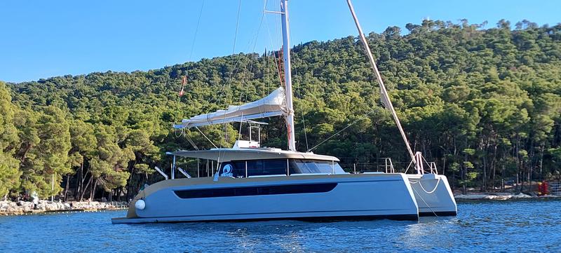 Book yachts online - catamaran - Luna 49 - Gold - rent