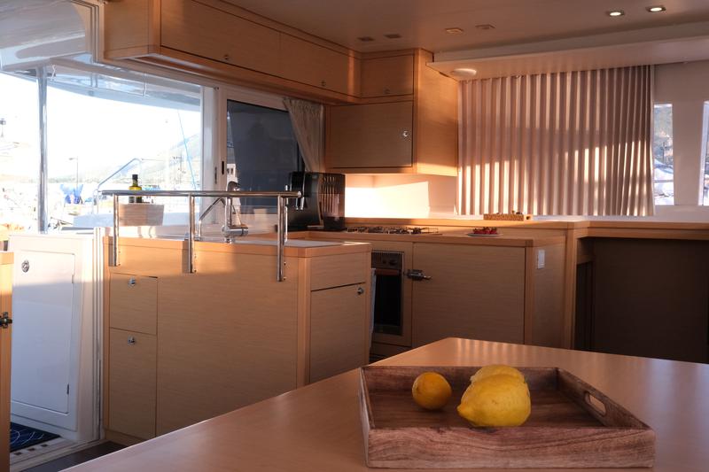 Book yachts online - catamaran - Lagoon 450 Fly - Pasha - rent