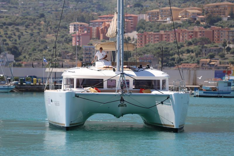 Book yachts online - catamaran - Lagoon 450 Fly - Pasha - rent