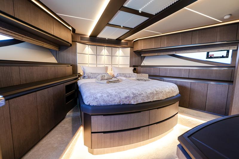 Book yachts online - motorboat - Galeon 640 Fly - FGstar - rent