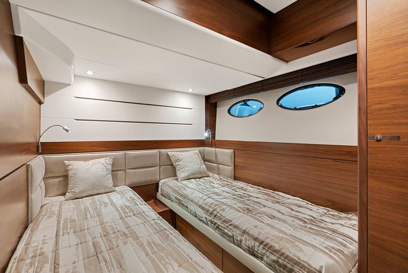 Book yachts online - motorboat - Princess 68 - Jako - rent