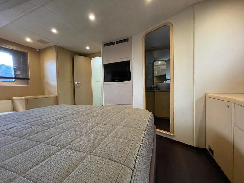Book yachts online - motorboat - Princess 62 - Jako 62 - rent