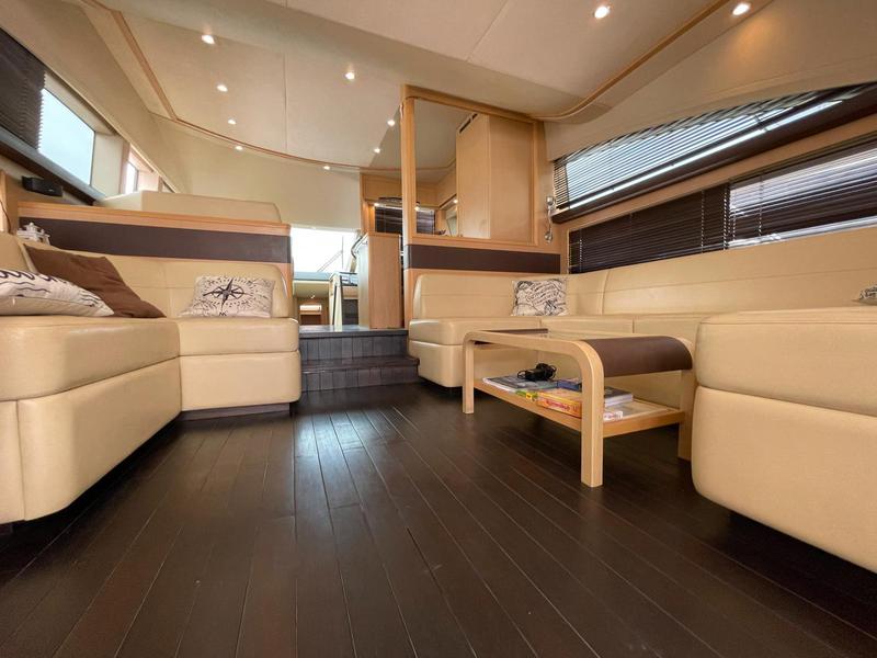 Book yachts online - motorboat - Princess 62 - Jako 62 - rent