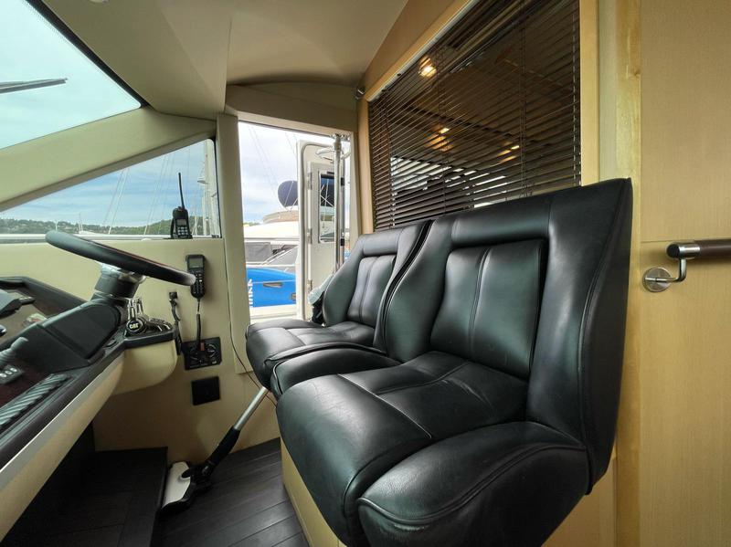 Book yachts online - motorboat - Princess 62 - Jako 62 - rent