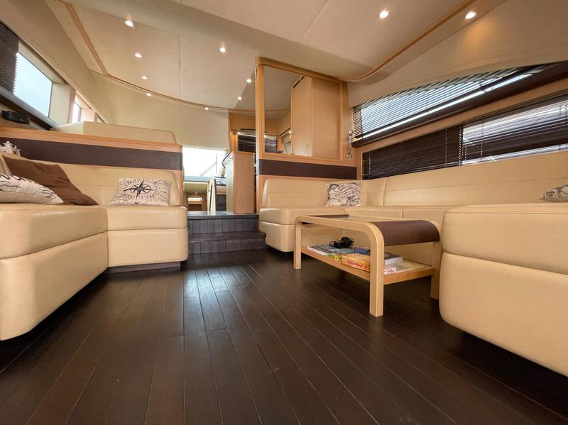 Book yachts online - motorboat - Princess 62 - Jako 62 - rent
