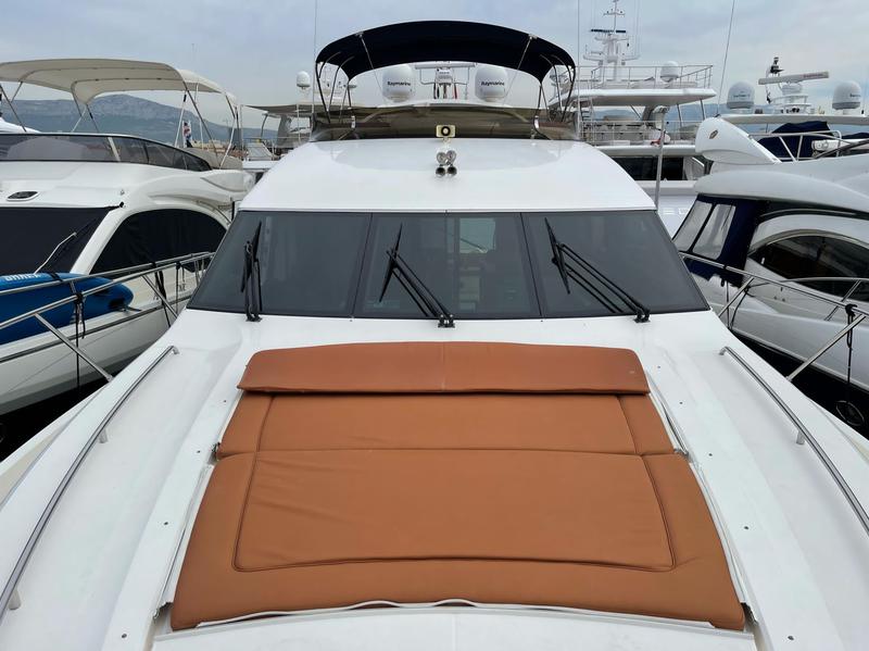 Book yachts online - motorboat - Princess 62 - Jako 62 - rent