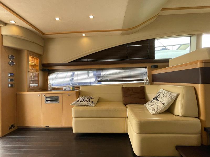 Book yachts online - motorboat - Princess 62 - Jako 62 - rent