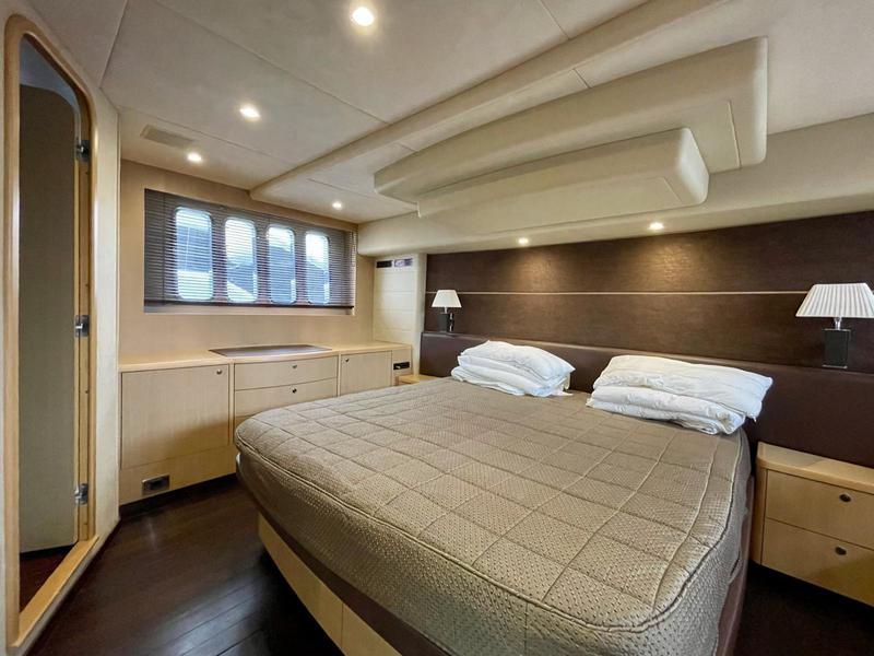 Book yachts online - motorboat - Princess 62 - Jako 62 - rent