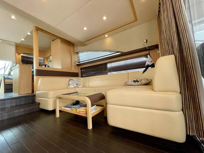 Book yachts online - motorboat - Princess 62 - Jako 62 - rent