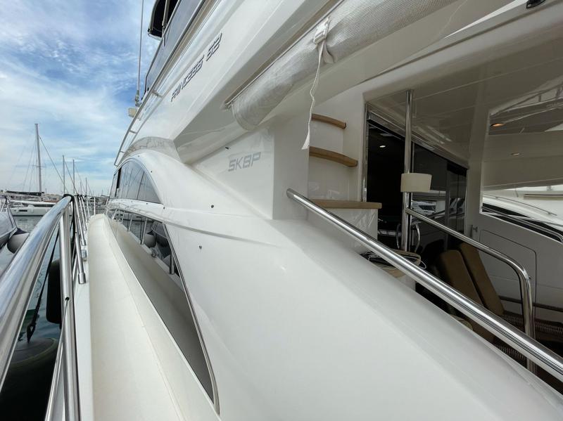 Book yachts online - motorboat - Princess 62 - Jako 62 - rent
