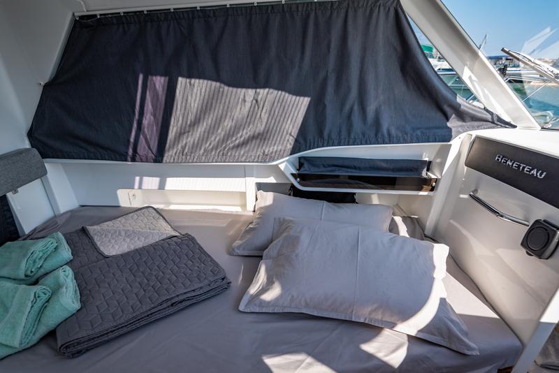 Book yachts online - motorboat - Antares 8 - Lissy - rent