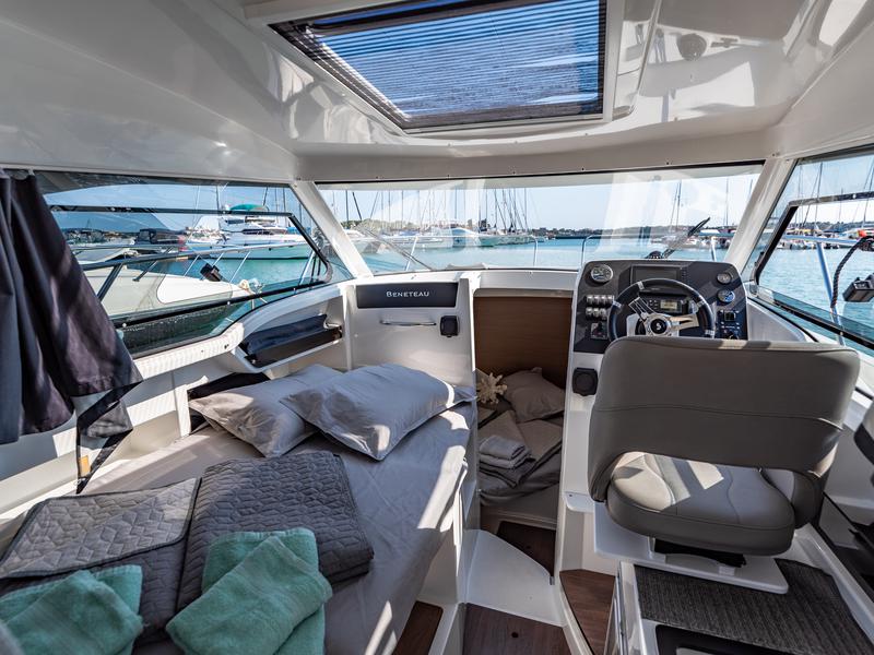 Book yachts online - motorboat - Antares 8 - Lissy - rent