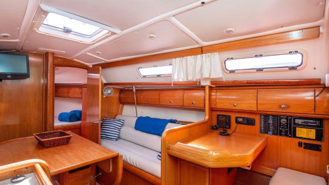 Book yachts online - sailboat - Bavaria Cruiser 32 - LILA - rent