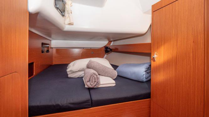 Book yachts online - sailboat - Beneteau 43 - ROUALEYN - rent