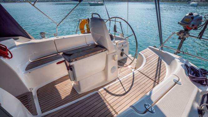 Book yachts online - sailboat - Bavaria Cruiser 39 - IONA - rent