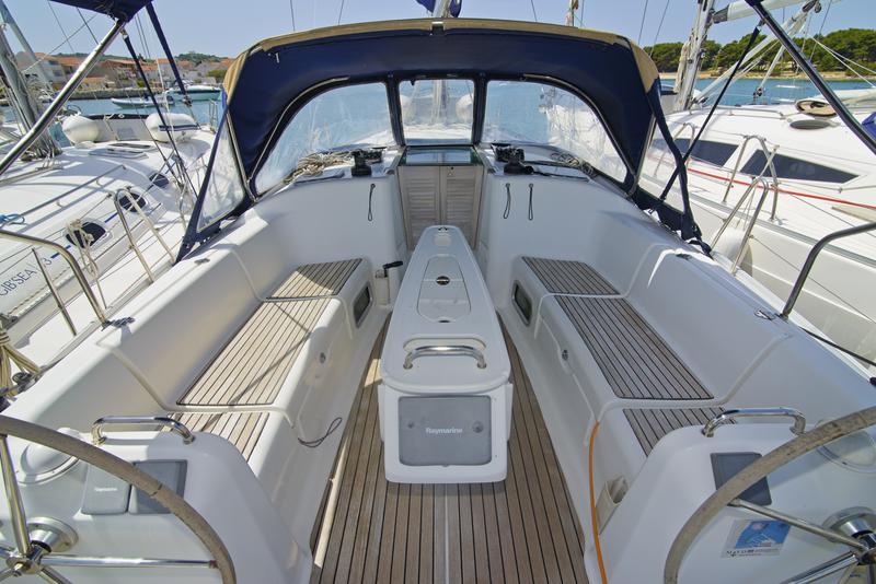 Book yachts online - sailboat - Beneteau Cyclades 39.3 - Helena - rent
